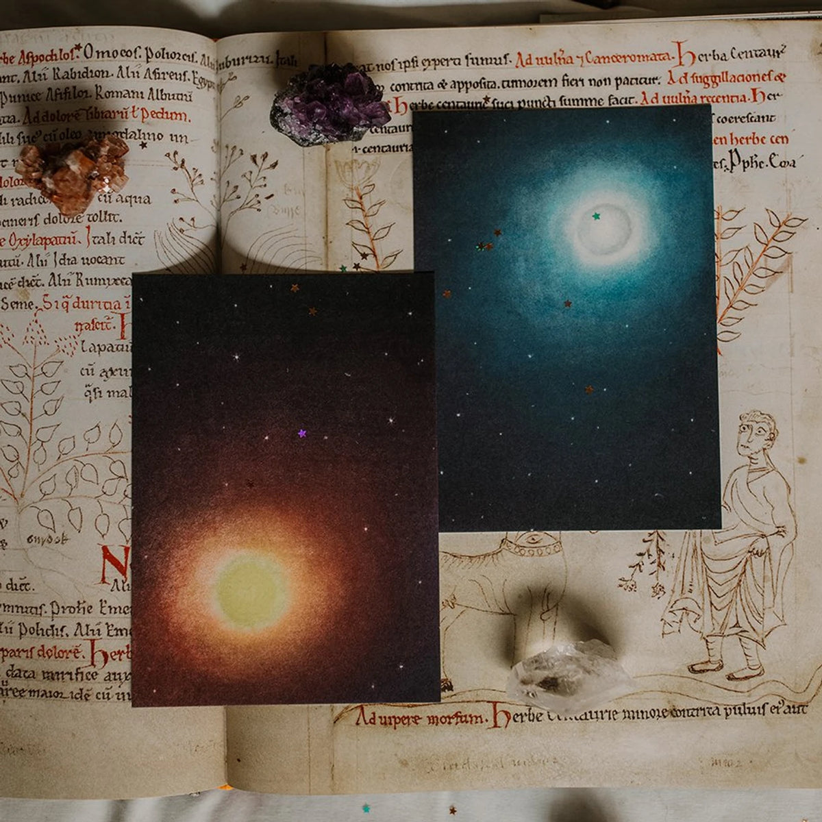 Postkarten Sonne und Mond 2er-Set von Lot Bouwes A6, Sonne und Mond als zwei Karten auf einem aufgeschlagenen Buch, Foto