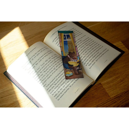 Lotte Drouen Lesezeichen Buch lesen auf einem aufgeschlagenen Buch im Sonnenlicht