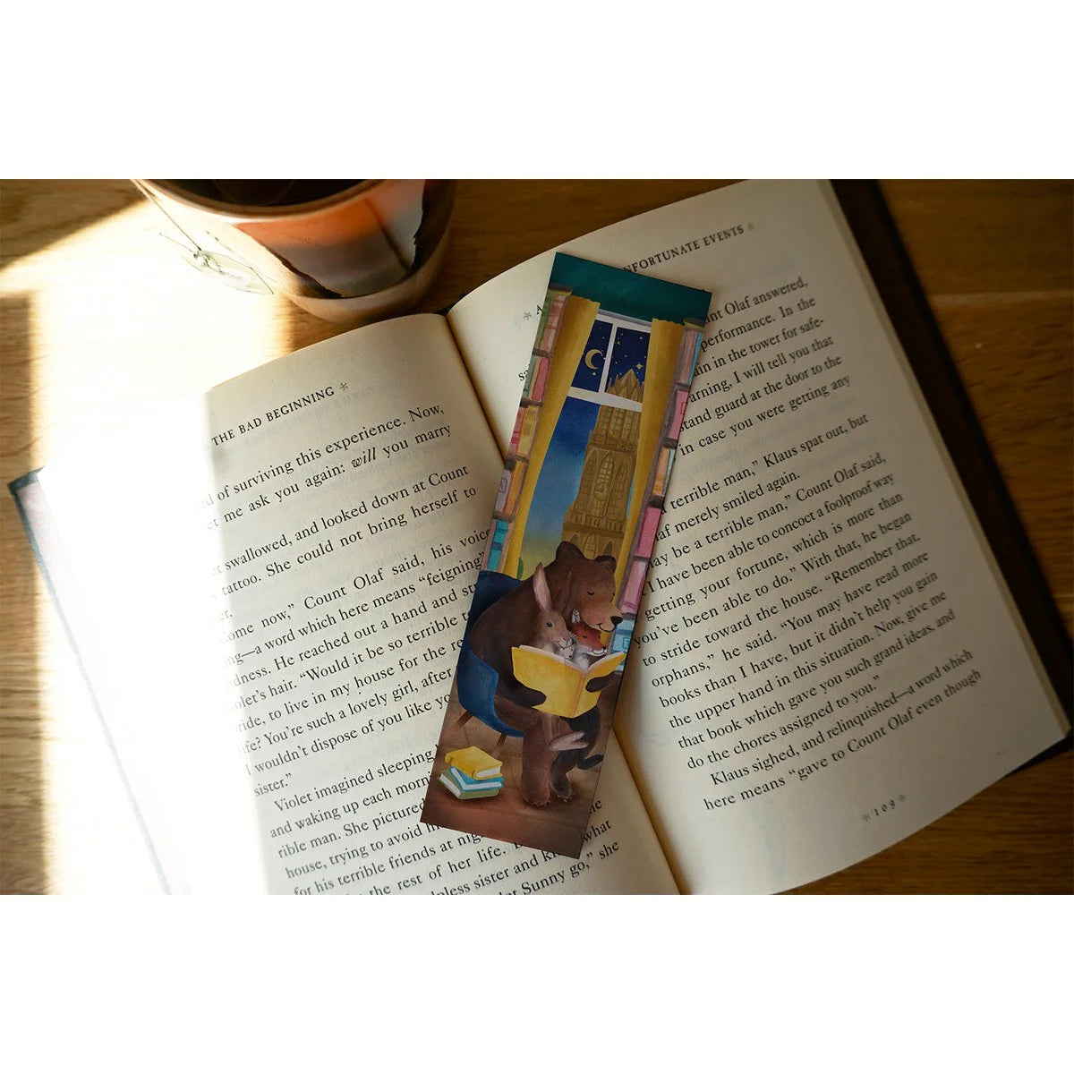 Lotte Drouen Lesezeichen Buch lesen mit lesenden Tieren im Sessel, von oben auf einem Buch