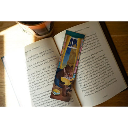 Lotte Drouen Lesezeichen Buch lesen mit lesenden Tieren im Sessel, von oben auf einem Buch