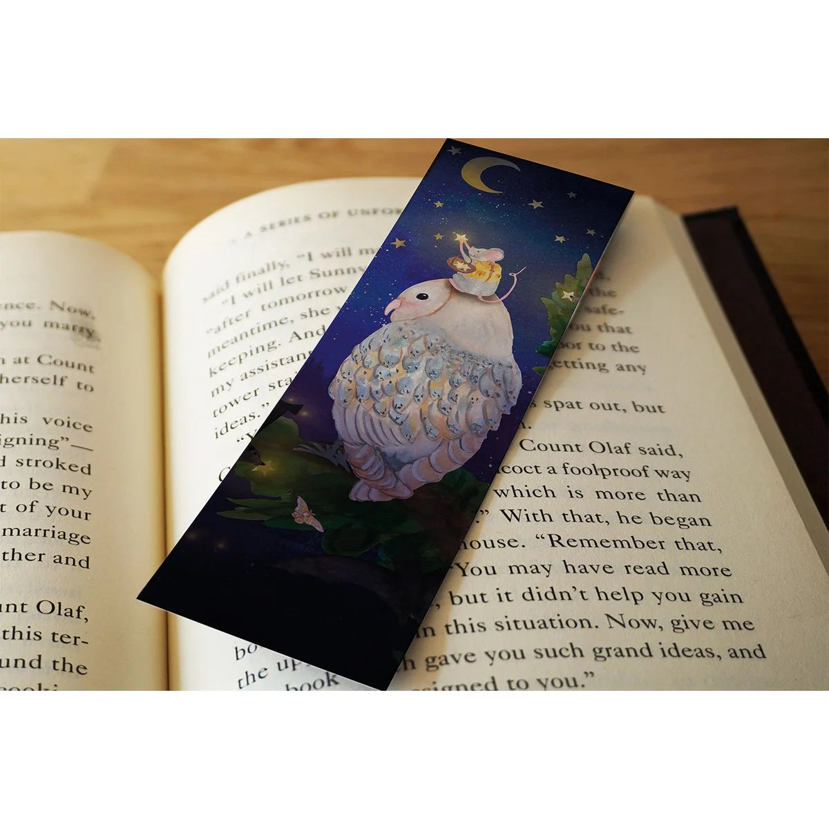 Lotte Drouen Lesezeichen Mäuschen, das Sterne aufhängt, Eule mit Maus am Nachthimmel, Nahaufnahme auf einem Buch