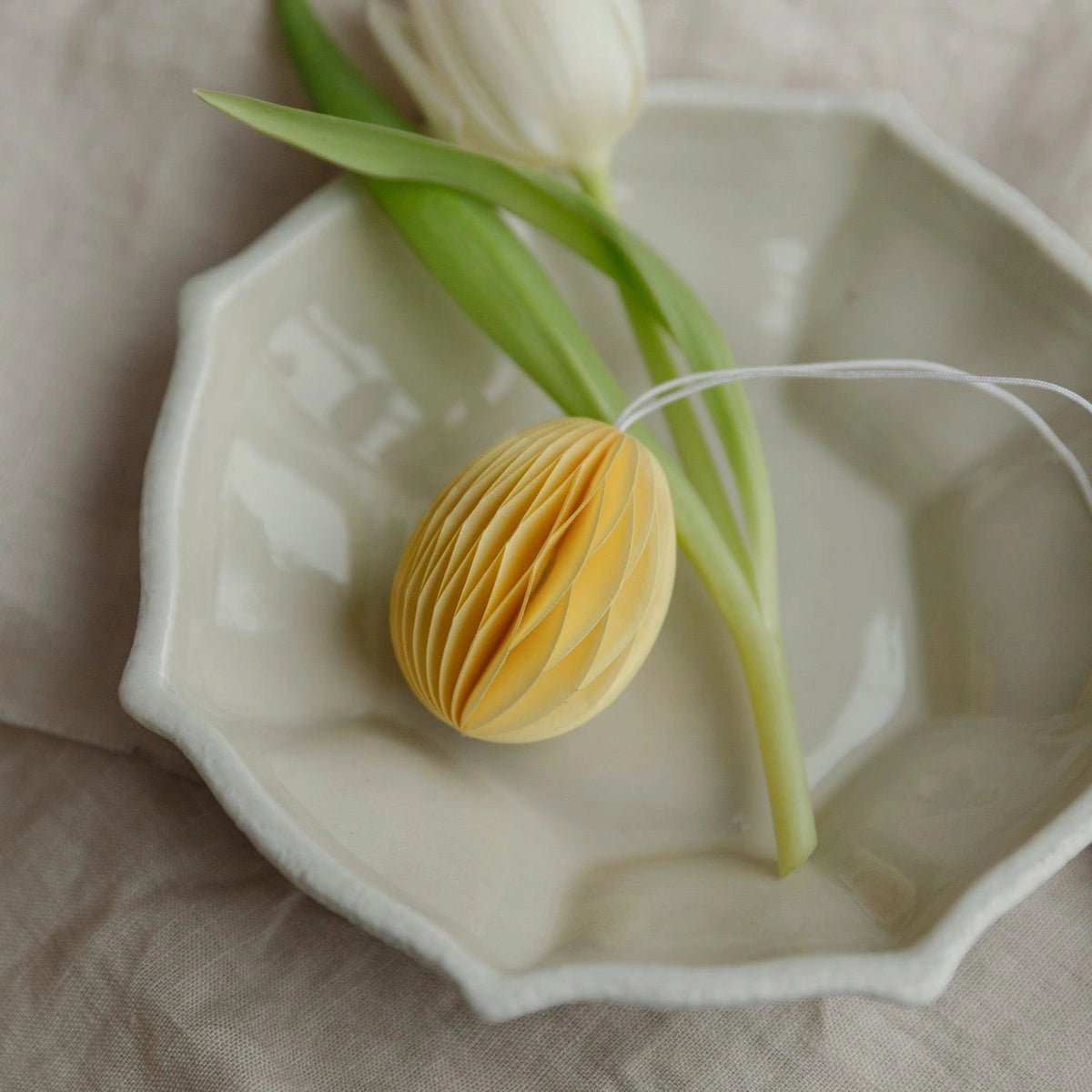 Osterdekoration Osterei aus Papier - gelb