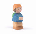 Ostheimer Zwerg Mo, Holzfigur mit orangefarbener Mütze und Rucksack