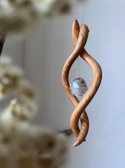 Fensterschmuck - Naga mit Regenbogen-Kristall