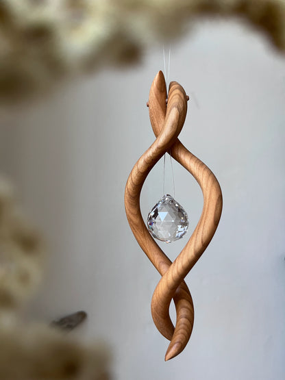 Fensterschmuck - Naga mit Regenbogen-Kristall