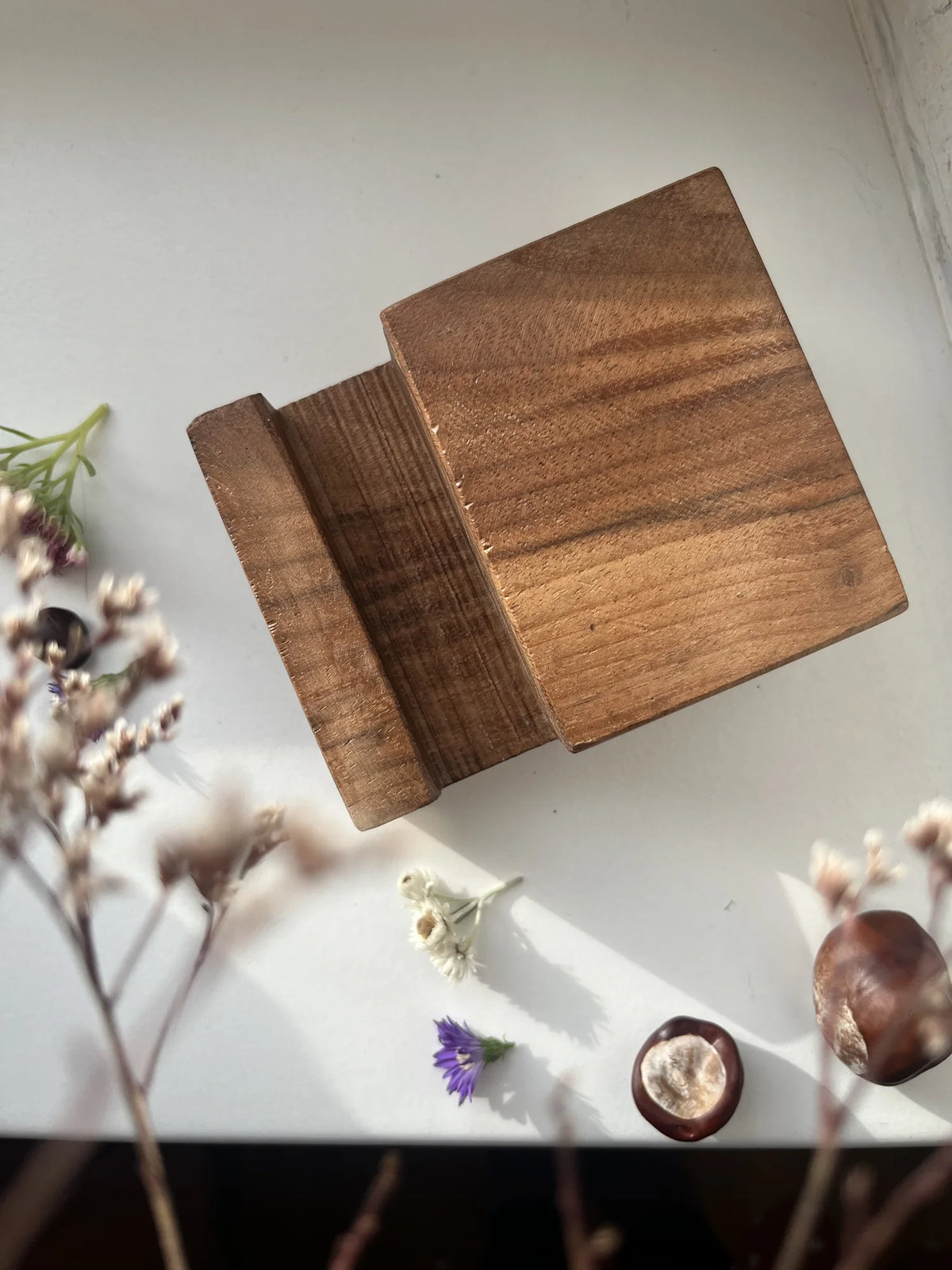 Nature and Style Fliesenhalter aus dunklem Holz von oben mit Schlitz, Foto