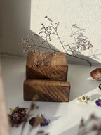 Nature and Style Fliesenhalter aus dunklem Holz auf der Fensterbank