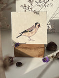 Nature and Style Fliesenhalter aus hellem Holz mit Stieglitz-Fliese auf der Fensterbank