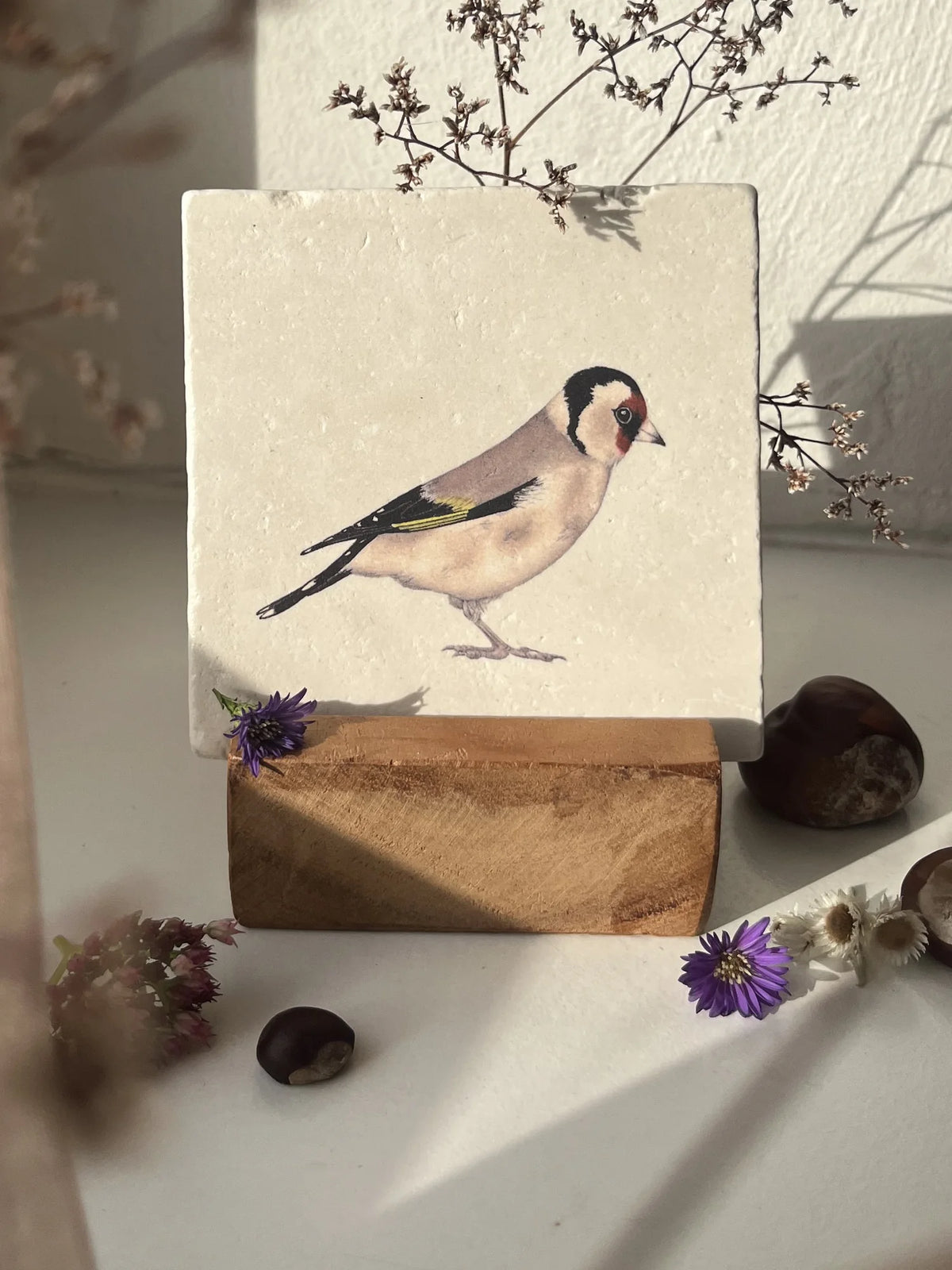 Nature and Style Fliesenhalter aus hellem Holz mit Stieglitz-Fliese auf der Fensterbank, Foto