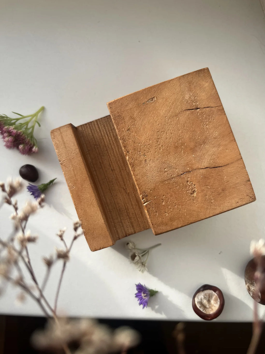 Nature and Style Fliesenhalter aus hellem Holz von oben mit Schlitz für die Fliese