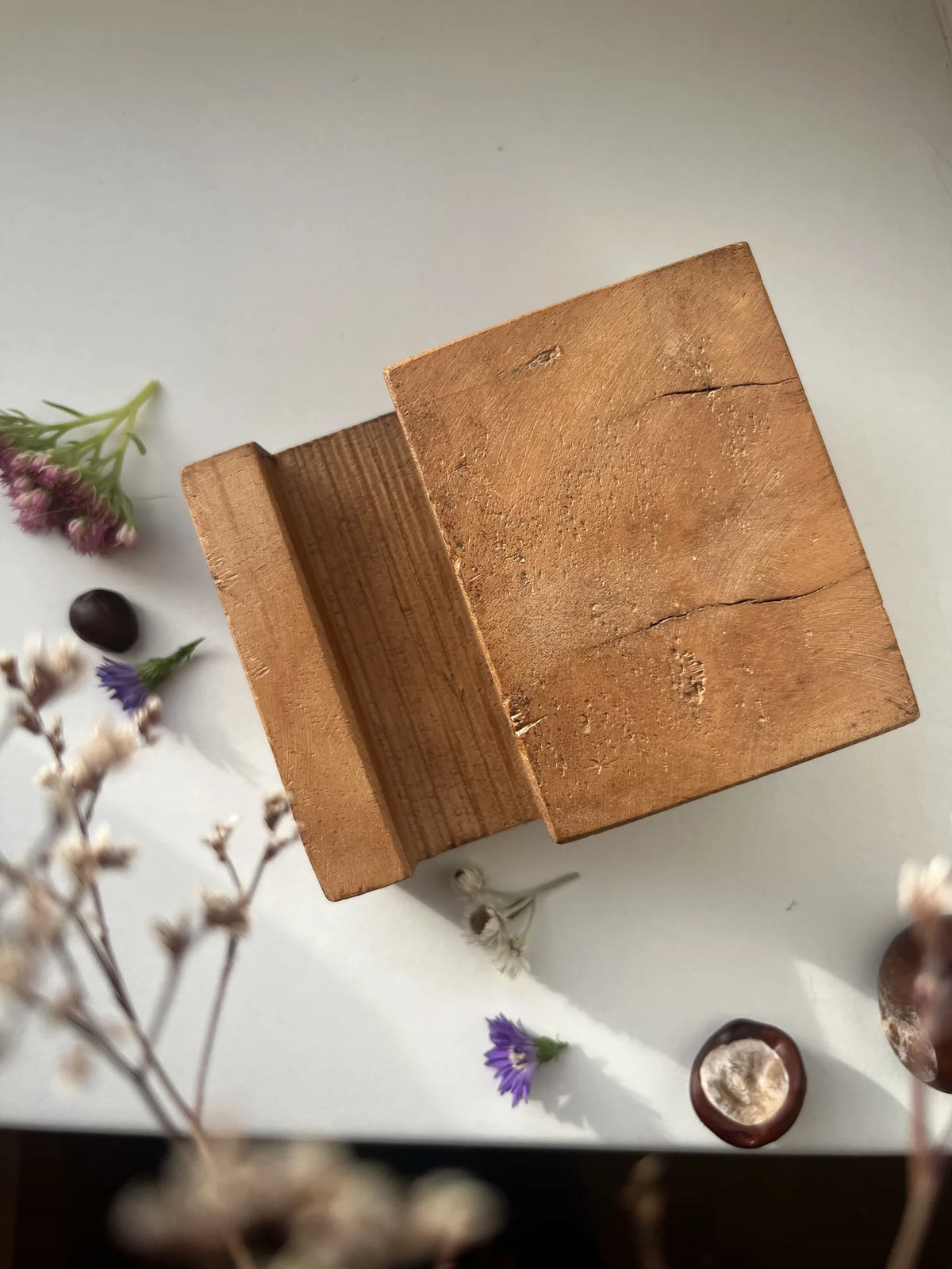 Nature and Style Fliesenhalter aus hellem Holz von oben mit Schlitz für die Fliese