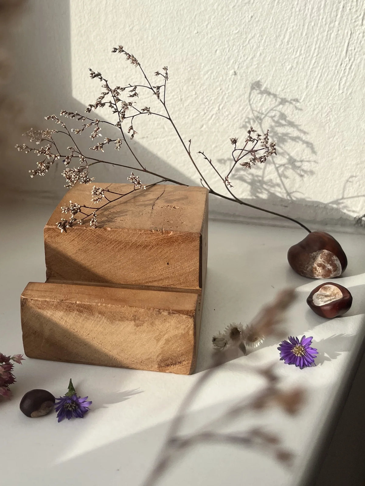 Nature and Style Fliesenhalter aus hellem Holz auf der Fensterbank, Foto
