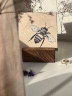 Nature and Style Fliesenhalter aus dunklem Holz mit Bienen-Fliese auf der Fensterbank
