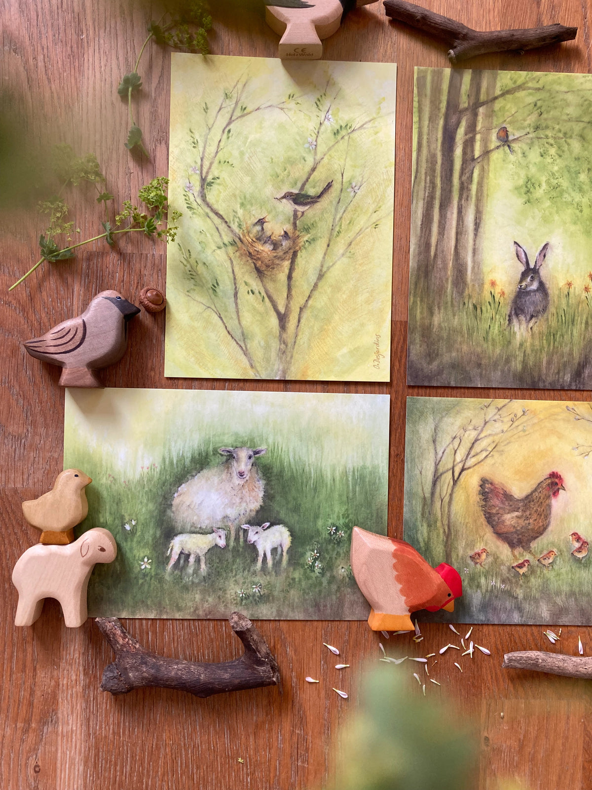 HolzWald Holzfiguren mit Postkarten von Ode Desjardins, Foto