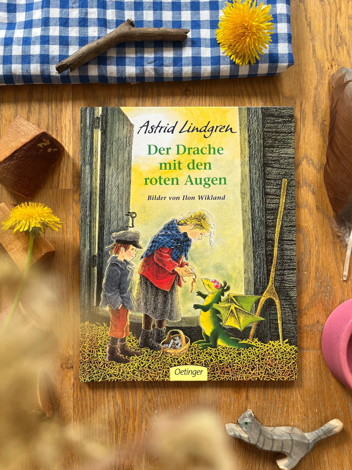 Bilderbuch Der Drache mit den roten Augen von Astrid Lindgren 2. Hand, Cover mit zwei Kindern und kleinem grünem Drachen im Stall, Foto