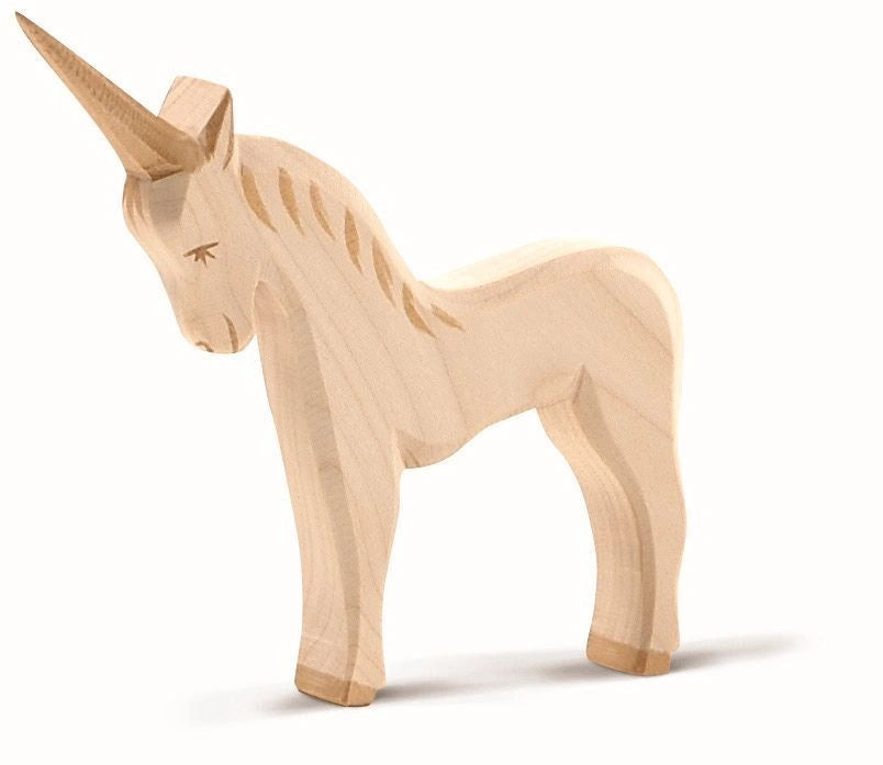 Ostheimer Einhorn, helle Holzfigur mit langem Horn