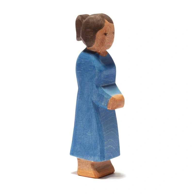 Ostheimer Mutter II, stehende Holzfigur im blauen Kleid