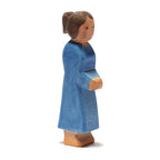 Ostheimer Mutter II, stehende Holzfigur im blauen Kleid