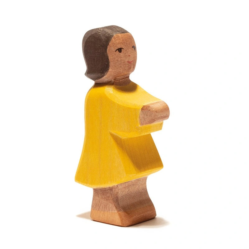 Ostheimer Tochter II, Holzfigur im gelben Kleid, Nahansicht