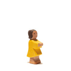 Ostheimer Tochter II, Holzfigur im gelben Kleid