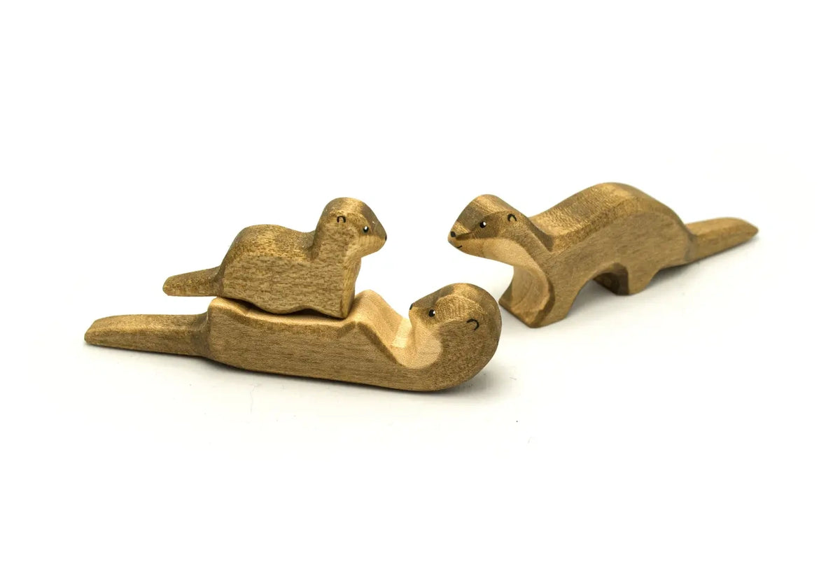 Holzfigur Otter klein von HolzWald mit weiteren HolzWald Figuren, Foto
