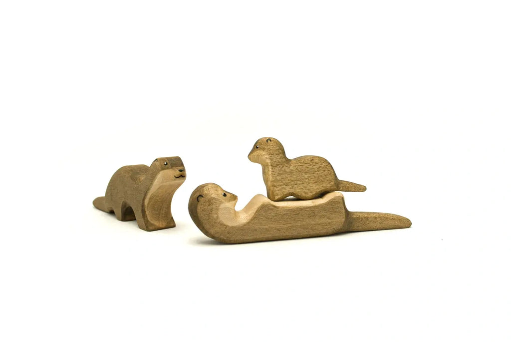 Holzfigur Otter klein von HolzWald mit weiteren HolzWald Figuren, Foto