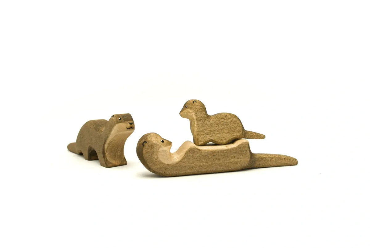 Holzfigur Otter liegend von HolzWald mit weiteren HolzWald Figuren, Foto