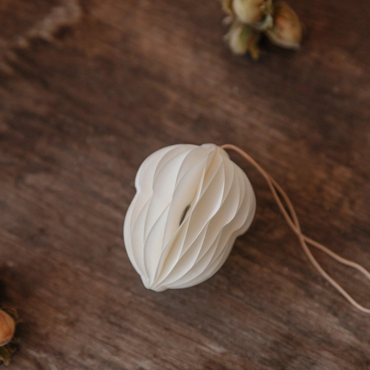 Papieranhänger Eichel - weiß - klein