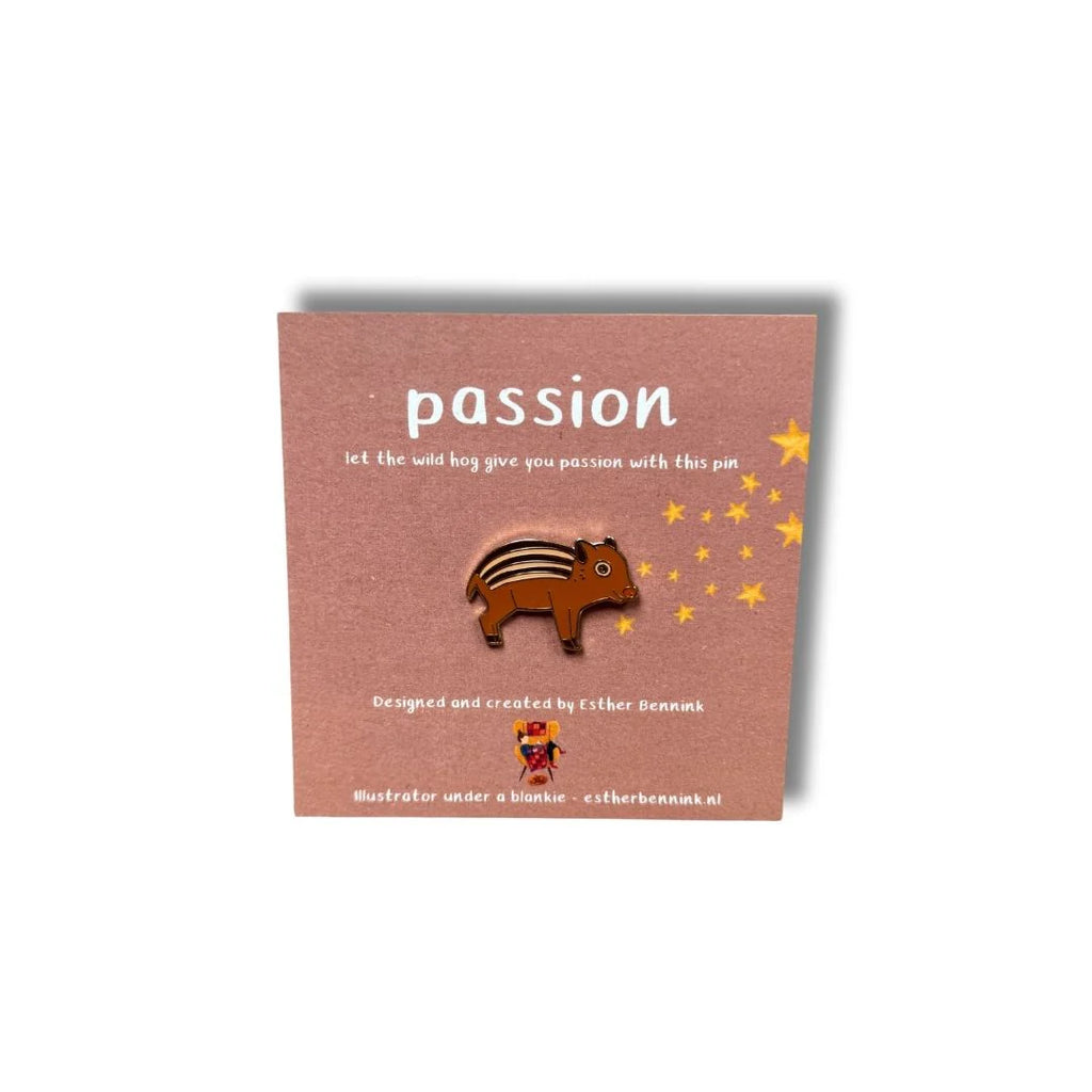 Emaille-Pin Frischling passion von Esther Bennink, Emaille-Pin Frischling auf einer Karte mit dem Spruch passion