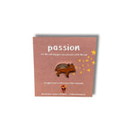 Emaille-Pin Frischling passion von Esther Bennink, Emaille-Pin Frischling auf einer Karte mit dem Spruch passion