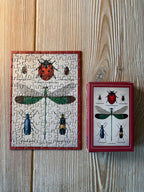 Minipuzzle Insektarium von Penny Puzzle 99 Teile, fertig gepuzzelt neben der Schachtel