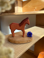 Holzfigur Pferd von Decor Spielzeug, braunes Pferd aus Erlenholz