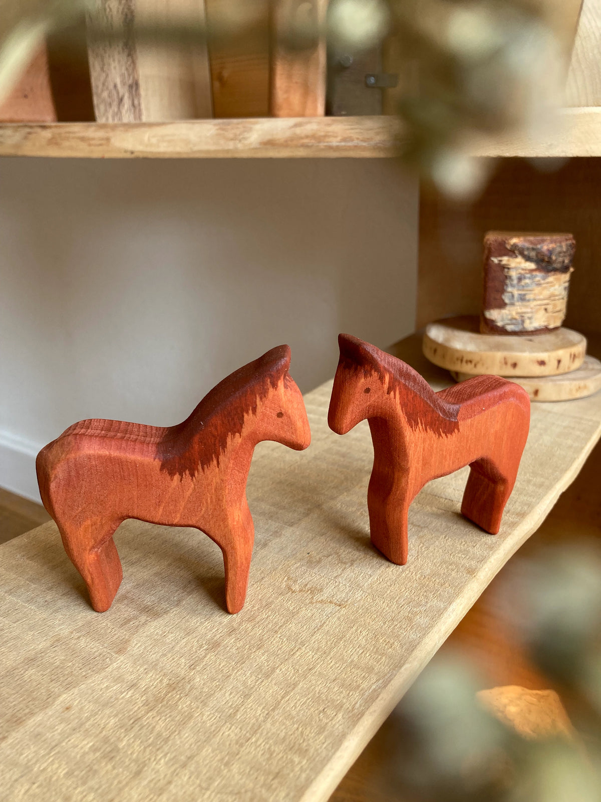 Holzfiguren 2 Pferde von Decor Spielzeug aus Erlenholz