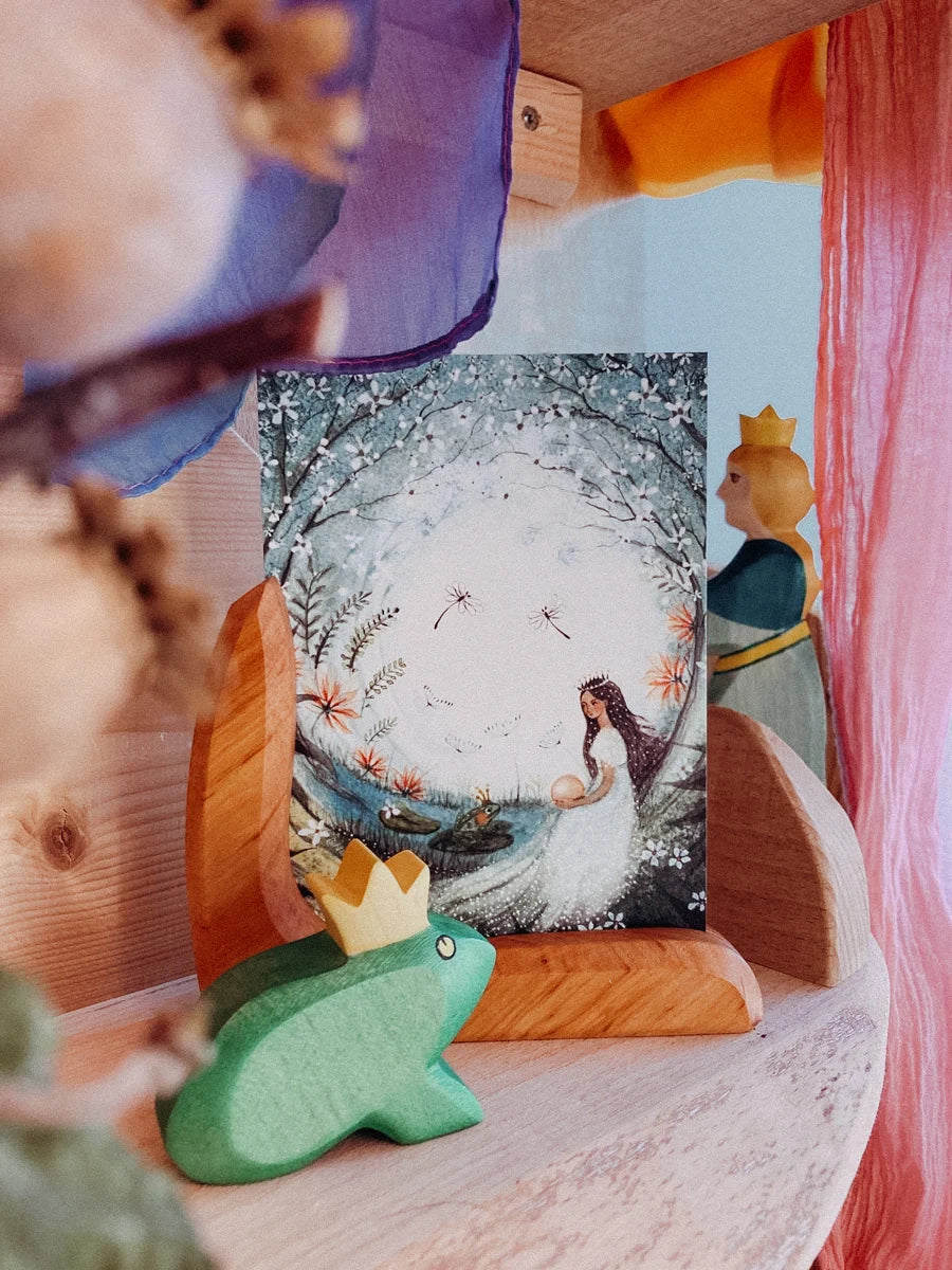 Winkelkartenständer für Hochformat A6 mit Postkarte und Holzfiguren