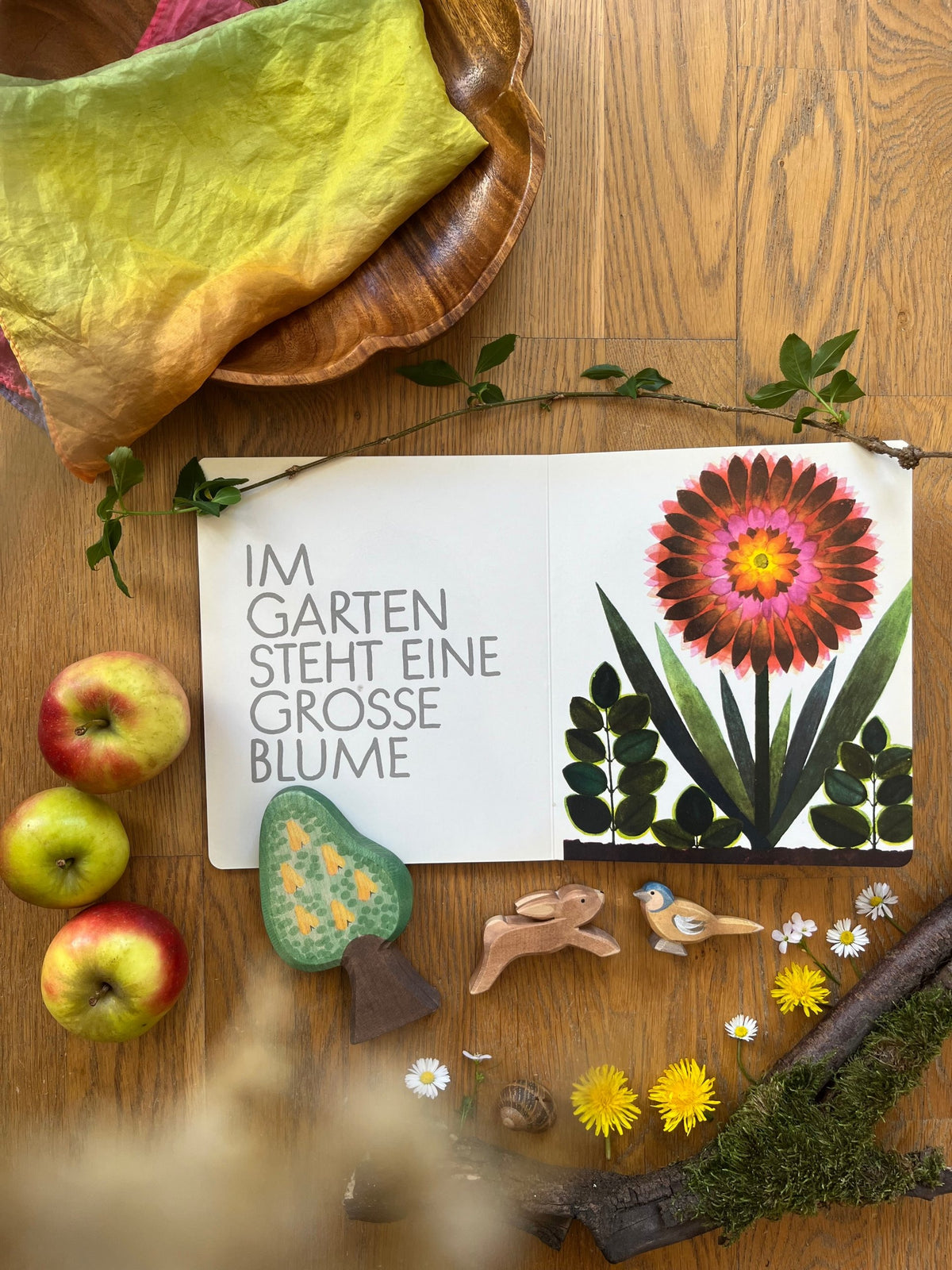 Pappbilderbuch Die Sonne scheint 2. Hand, Doppelseite Im Garten steht eine große Blume, Foto