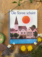 Pappbilderbuch Die Sonne scheint von Hilde Heyduck-Huth 2. Hand, Cover mit Kirchturm, Häusern und roter Sonne, Foto
