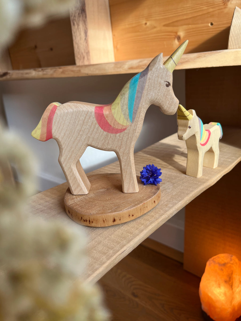 Holzfigur Einhorn Regenbogen klein von HolzWald mit weiteren HolzWald Figuren, Foto