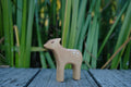 Holzfigur Reh von HolzWald mit weißen Tupfen