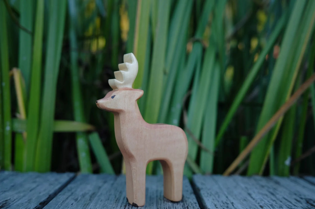 Holzfigur Rehbock von HolzWald mit hellem Geweih