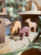 Holzfigur Rehkitz von HolzWald mit weiteren HolzWald Figuren, Foto