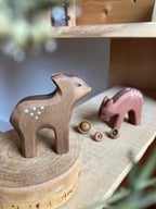 Holzfigur Rehkitz von HolzWald mit weiteren HolzWald Figuren, Foto