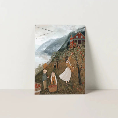 Postkarte Äpfel pflücken von Robin Pieterse A6: Familien pflücken Äpfel an den Hängen über einem norwegischen Fjord, ein rotes Haus steht im Obstgarten, Nebel über dem Wasser