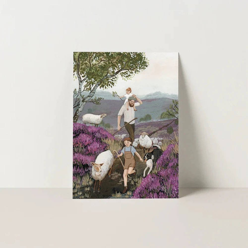 Postkarte August von Robin Pieterse A6: ein Erwachsener mit Kind auf den Schultern und ein weiteres Kind laufen mit Schafen und einem Hütehund durch die blühende Heide