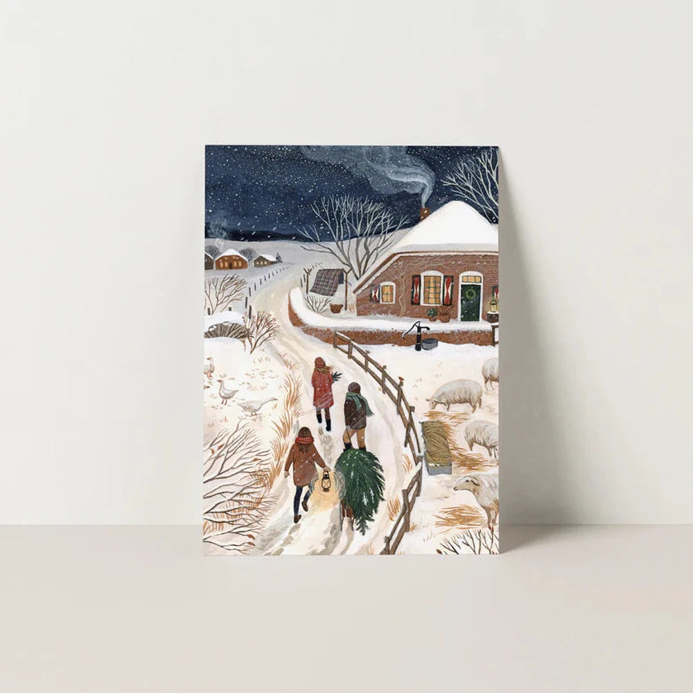 Postkarte Dezember von Robin Pieterse A6: drei Freunde tragen unter dem Sternenhimmel einen frisch geschlagenen Weihnachtsbaum durch den Schnee nach Hause