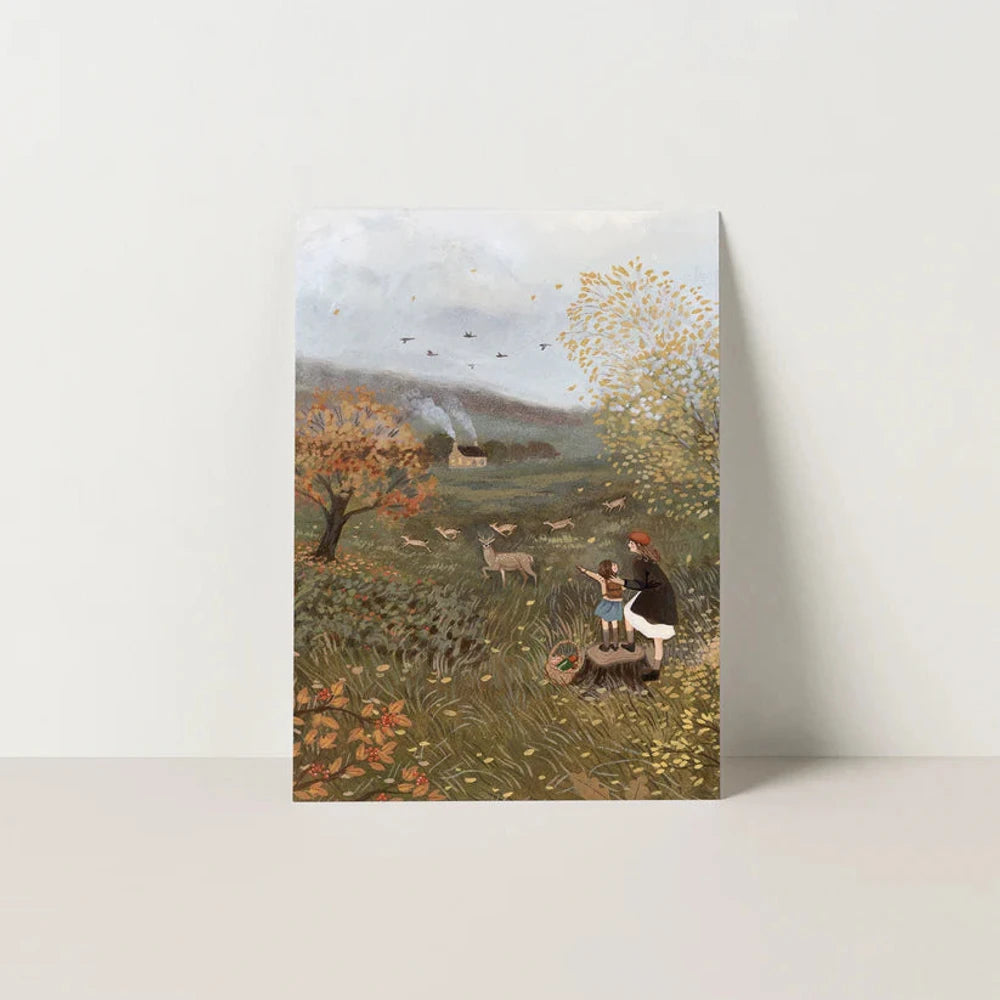 Postkarte Herbstbegegnung von Robin Pieterse A6: eine Mutter und ihr Kind beobachten im hohen Gras ein Reh, Blätter wehen, im Hintergrund ein Häuschen unter Hügeln