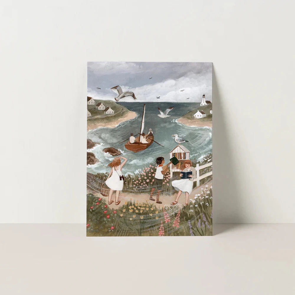 Postkarte Küste von Robin Pieterse A6: Kinder an einem kleinen Bücherschrank auf einer Blumenwiese über einer Bucht, unten segelt ein Boot