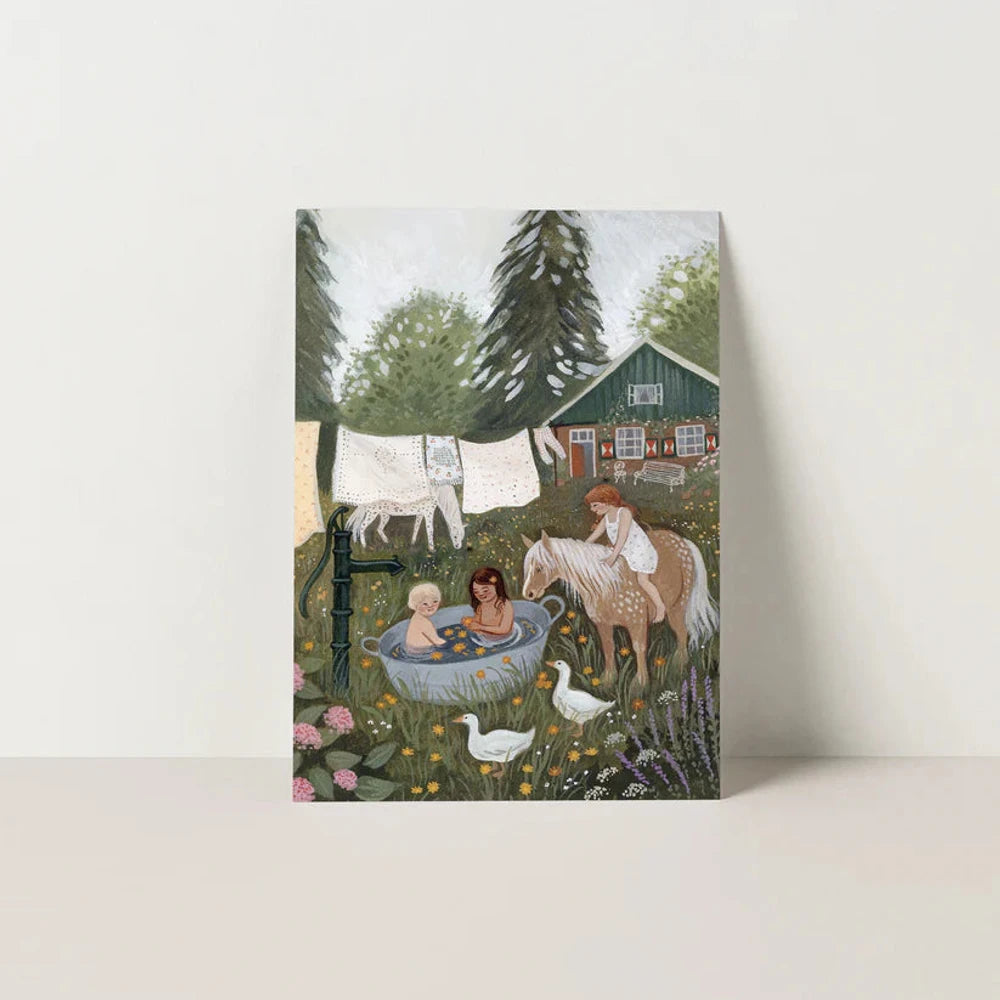 Postkarte Marigold von Robin Pieterse A6: zwei Kinder baden in einer Zinkwanne unter der Wäscheleine, ein Pony wartet, Enten laufen durch die Ringelblumen