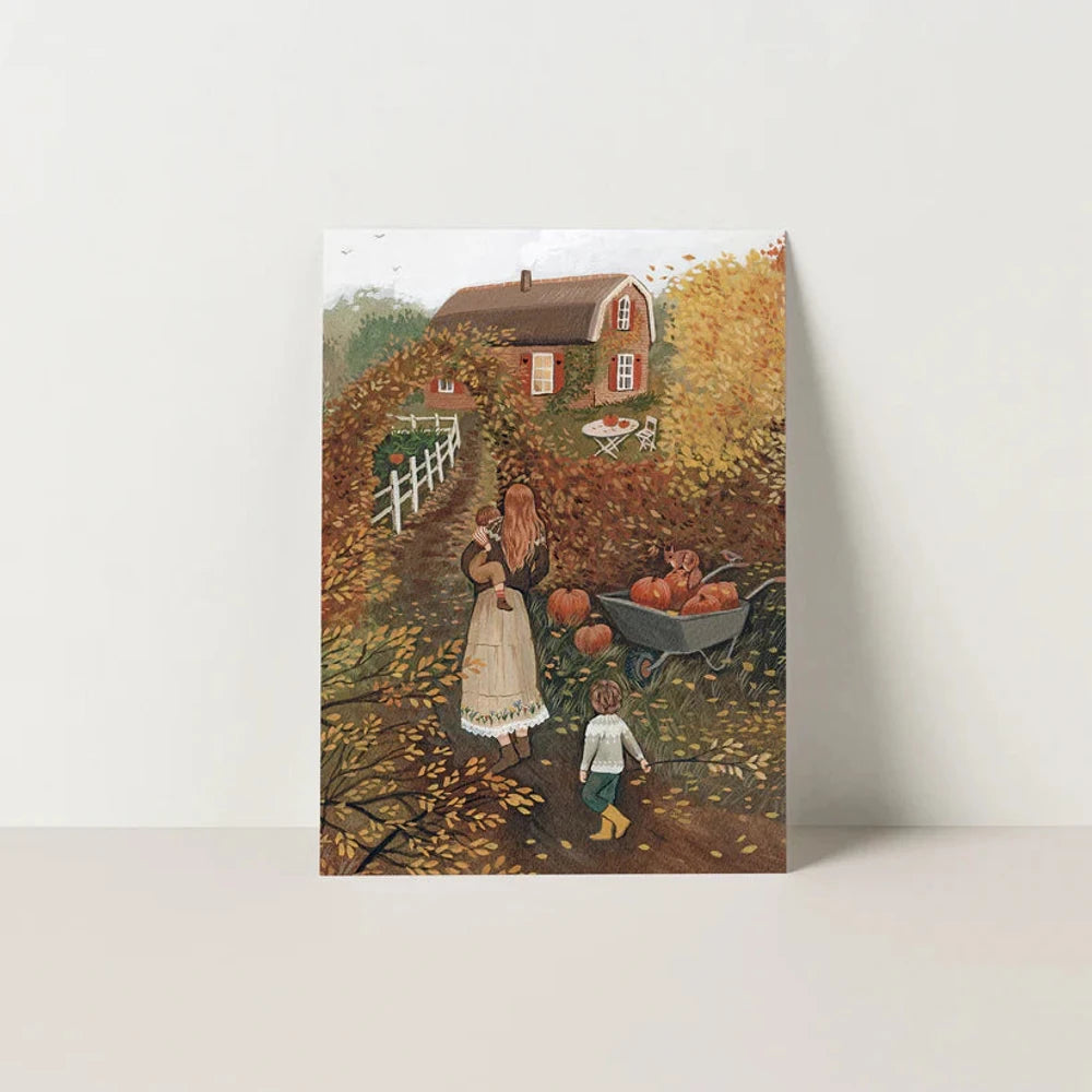 Postkarte Oktober von Robin Pieterse A6: eine Mutter geht mit ihren Kindern unter goldenen Bäumen einen Gartenweg entlang, am Weg wachsen Kürbisse