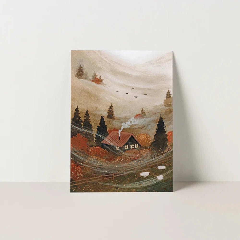 Postkarte Oktoberhäuschen von Robin Pieterse A6: ein Holzhäuschen mit rotem Dach zwischen nebligen Herbsthügeln und dunklen Tannen, davor grasen Schafe
