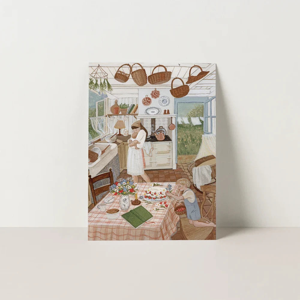 Postkarte Sommerbacken von Robin Pieterse A6: eine Mutter mit schlafendem Baby auf der Schulter verziert in der Sommerküche einen Kuchen, ein Kind nascht Erdbeeren